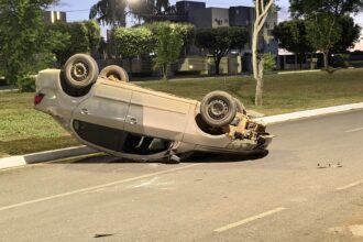 Carro capota após atingir veículo estacionado em Nova Mutum