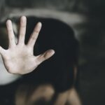 Adolescente de 16 anos denuncia ter sido estuprada pelo pai e irmão em MT Adolescente de 16 anos denuncia ter sido estuprada pelo pai e irmão em MT