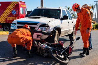 Motocicleta fica embaixo de caminhonete após colisão em frente à Unemat, em Nova Mutum