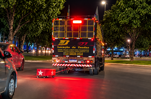 Caminhão arrasta caixão vermelho pelas ruas de Nova Mutum